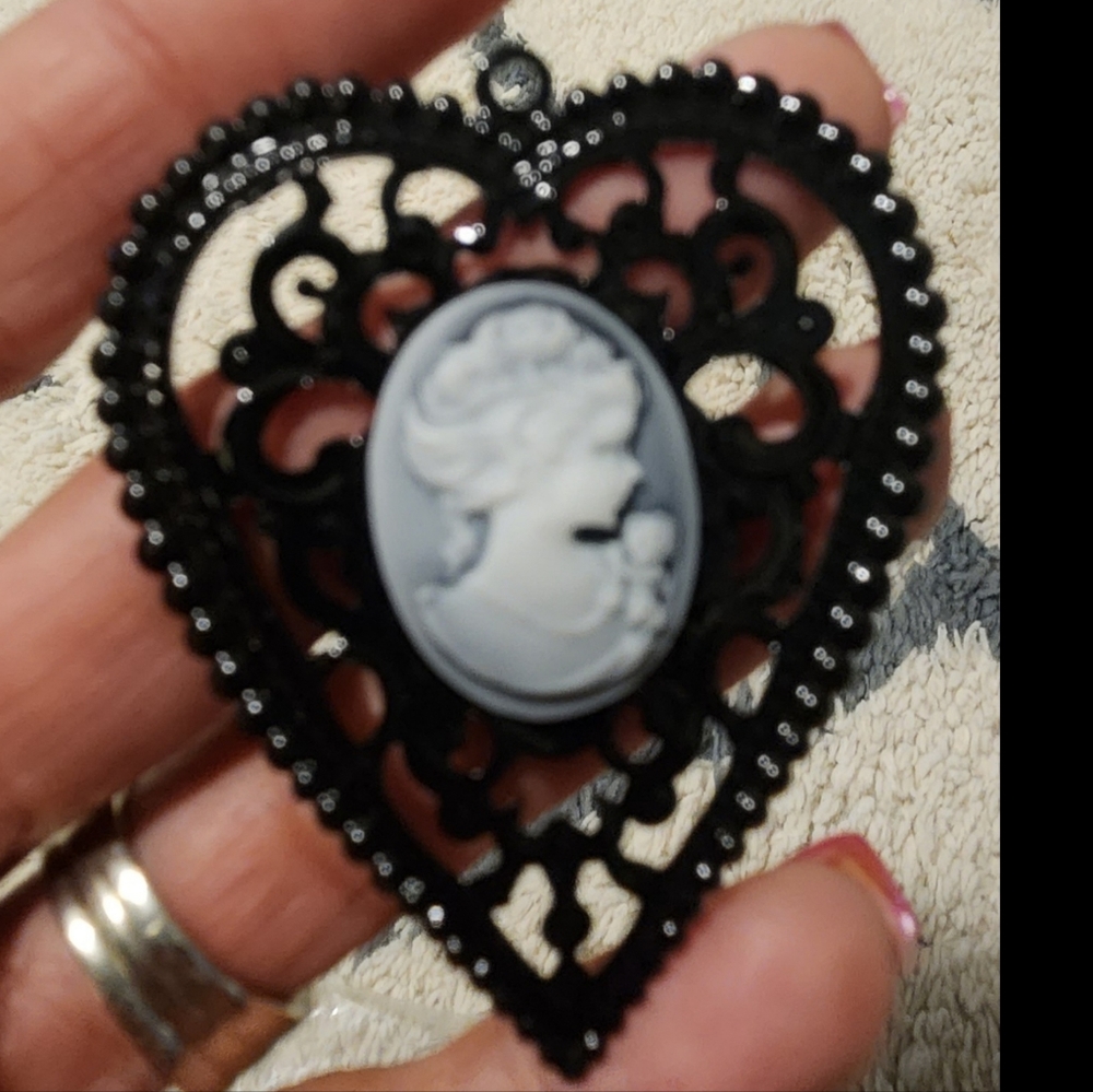 NWT Beautiful Cameo Pendant